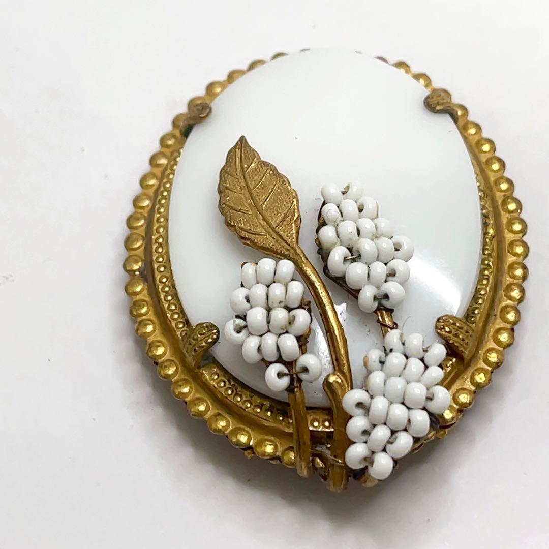 アンティークレア ミリアムハスケル ミルクガラス×ゴールド ブドウ ブローチ
