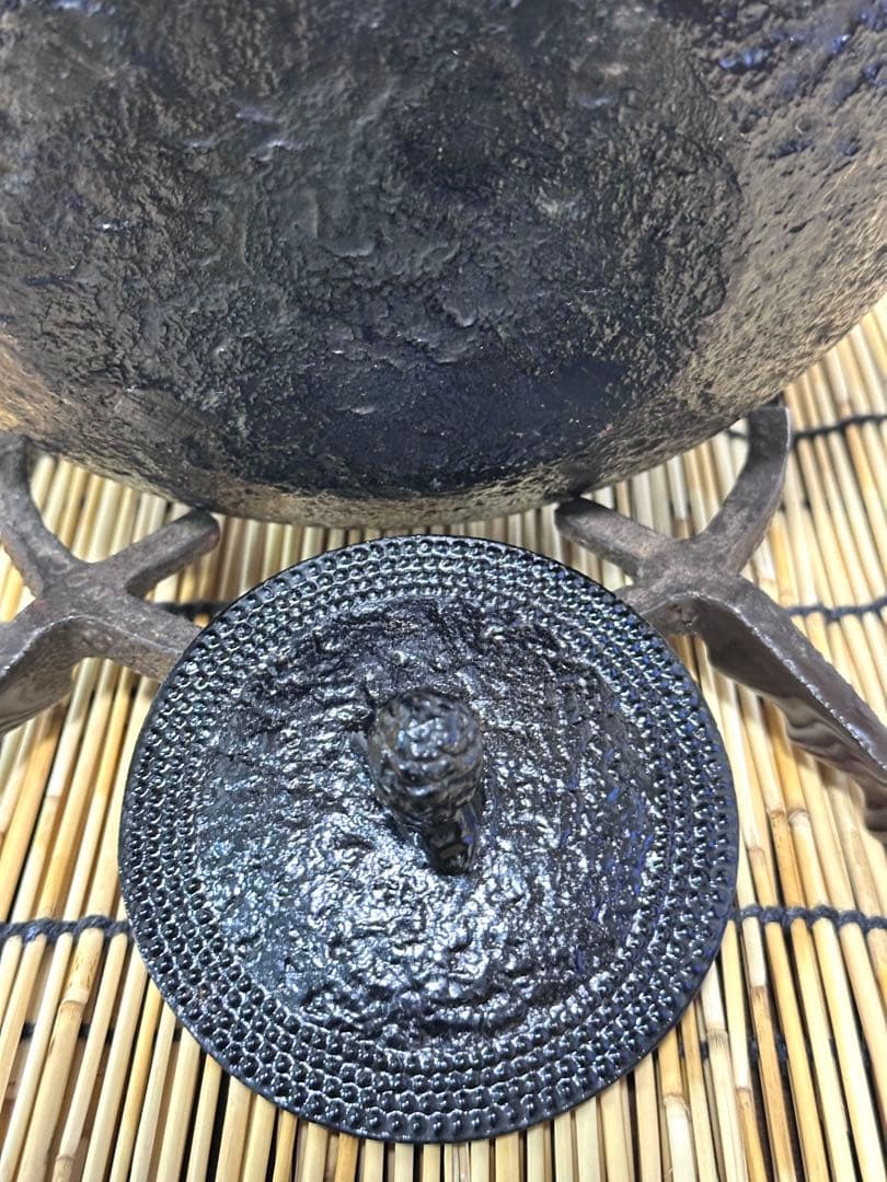 未使用品、供箱付　南部名工金秀 及春鋳造 算盤形捻鉉アラレ　南部鉄瓶　南部鉄器