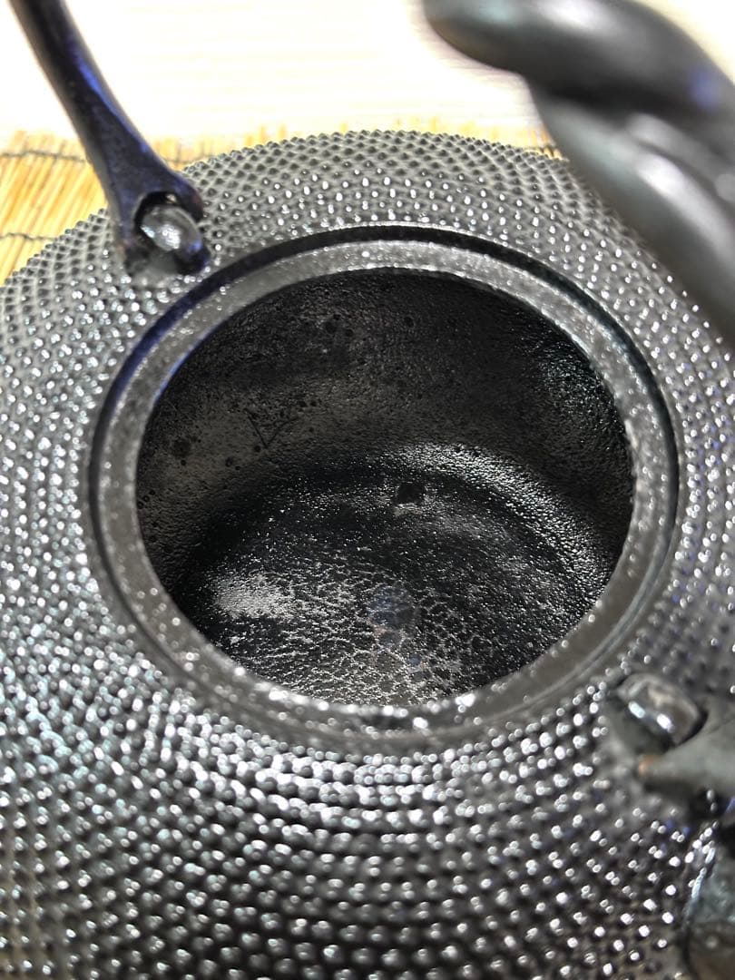 未使用品、供箱付　南部名工金秀 及春鋳造 算盤形捻鉉アラレ　南部鉄瓶　南部鉄器