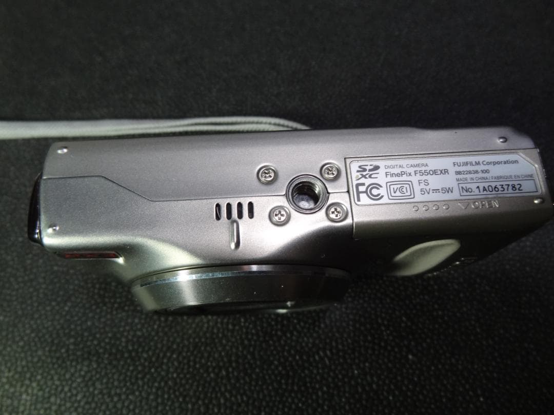 FINEPIX F550EXR シャンパンゴールド 外観極上