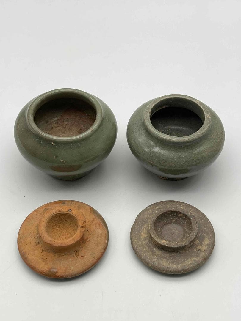 宋から元時代 青磁 龍泉窯刻花文壺　蓋付き　一対　茶入　茶道具(A-83)