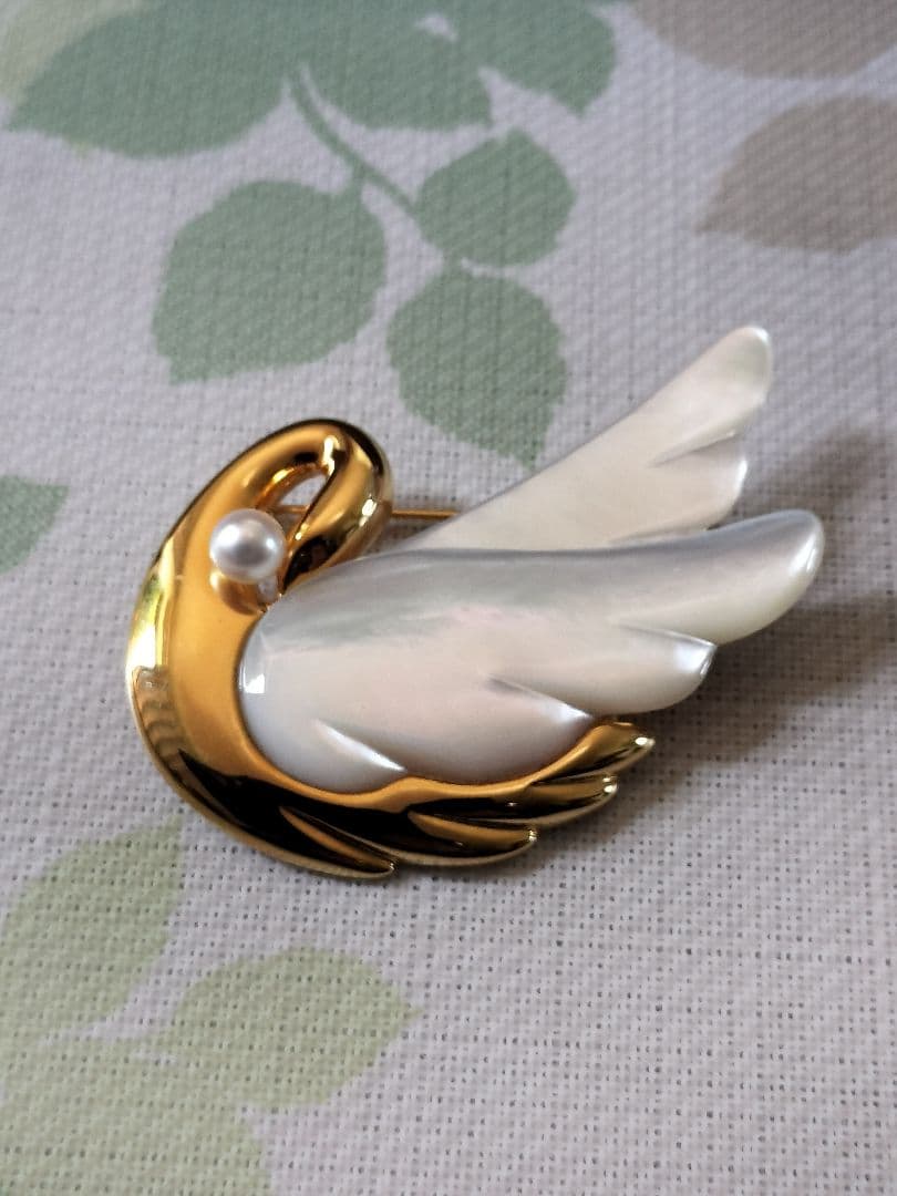 田崎白鳥デザインのブローチ