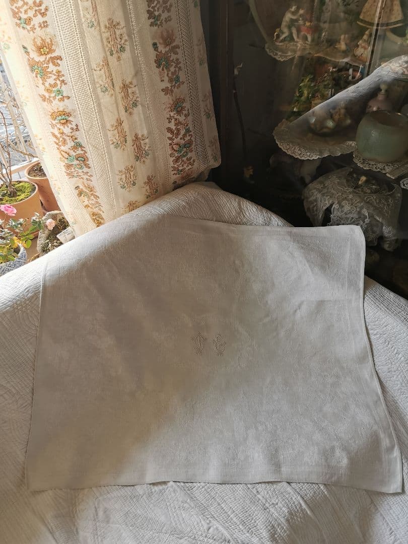 アンティーク ビーダーマイヤー トワルドジュイ 日常美 花文字刺繍ダマスクリネン