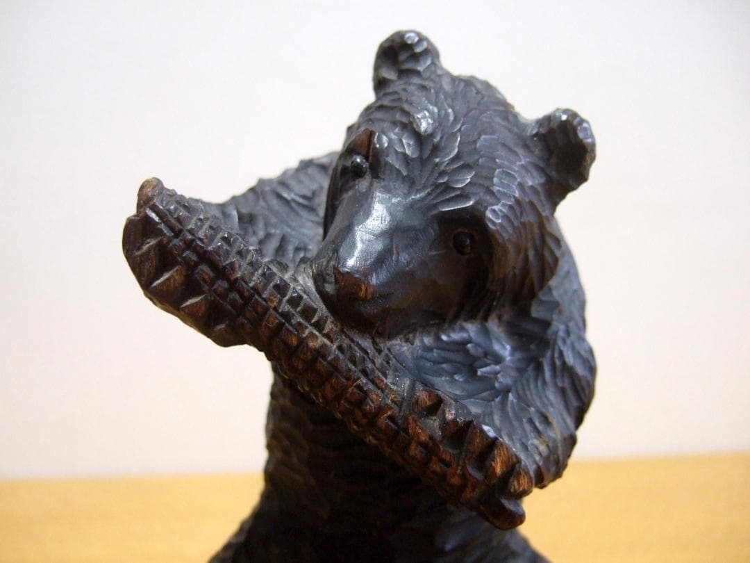 珍品 木彫り トウモロコシを食べる熊 ガラス目