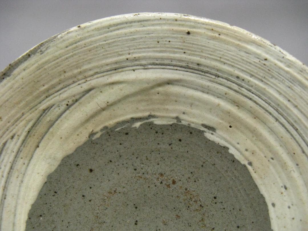 小林東五 作『刷毛目(はけめ) 五寸 平 皿』一客 箱無 對州窯 玄 高麗李朝