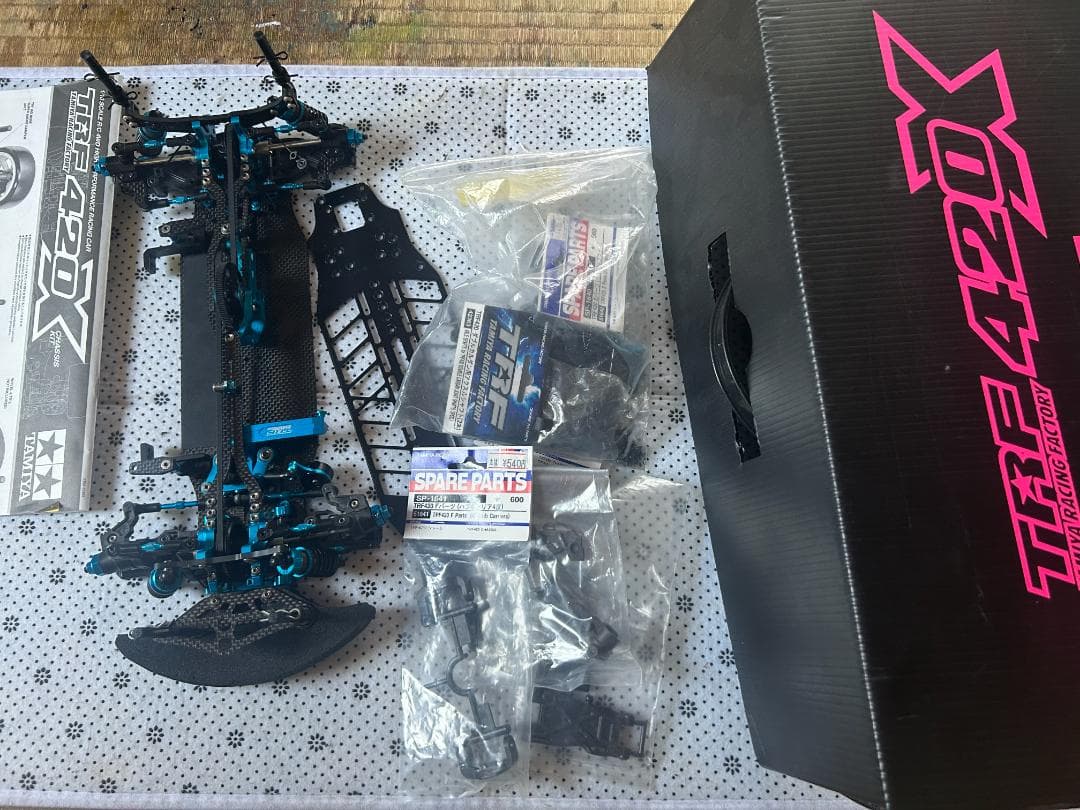 TRF420X カーボンファイバーシャーシ