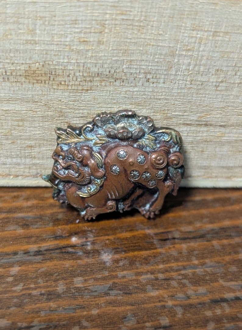 目貫　唐獅子牡丹　帯留め　煙管入れ　金工　前金具