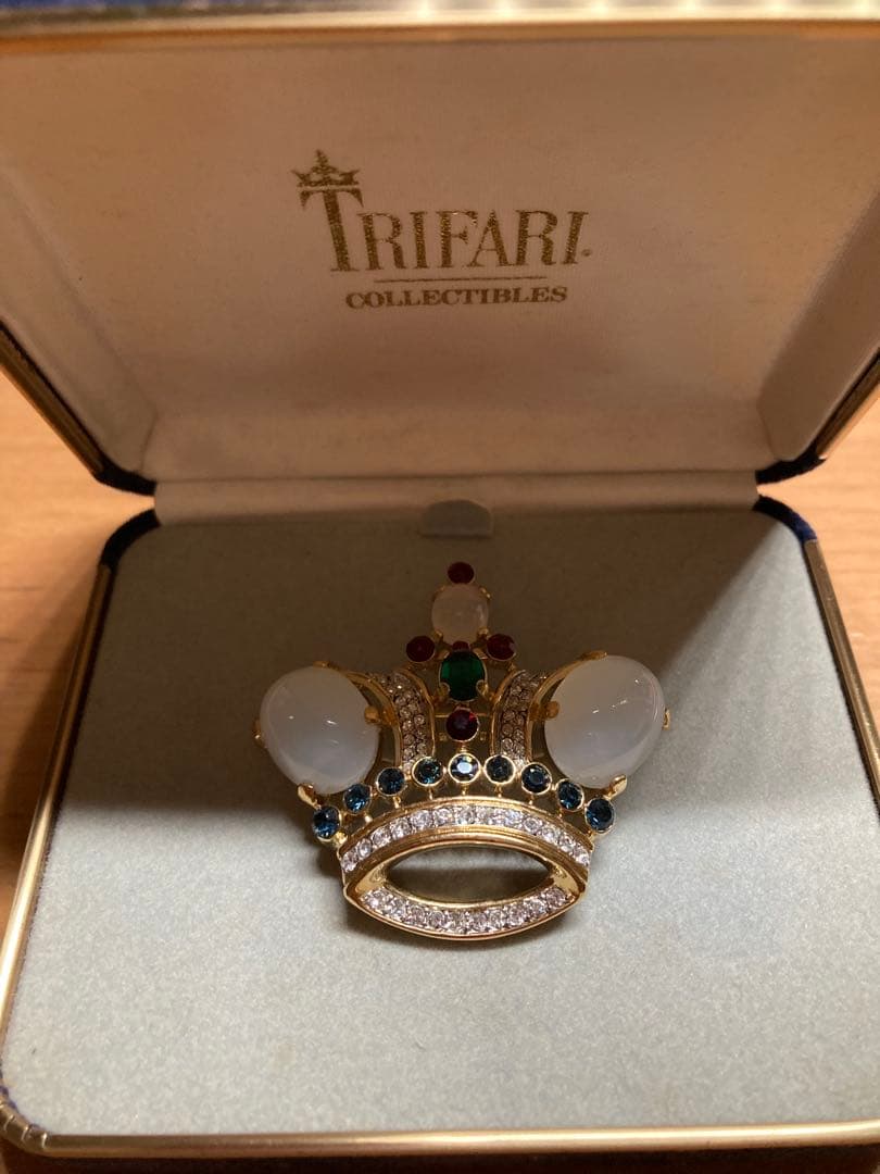 未使用　TRIFARI 王冠ブローチ