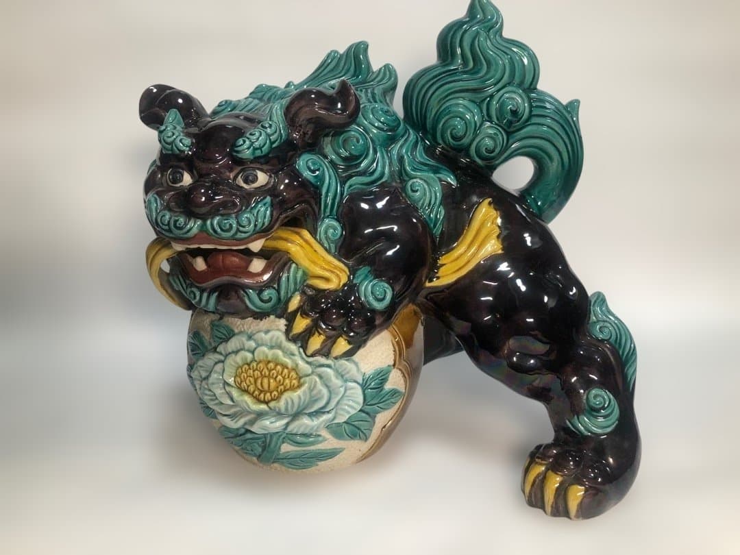 九谷焼　色絵玉乗り獅子　糠川清章造　縁起物置物　欅台付　魔除