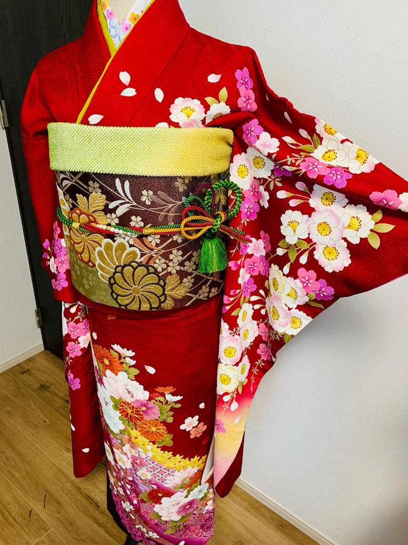 華やかな赤い振袖フルセット　花柄　正絹　美品　成人式