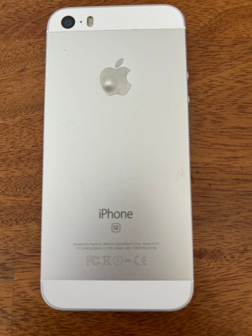 Apple iPhone SE 第一世代　シルバー 本体