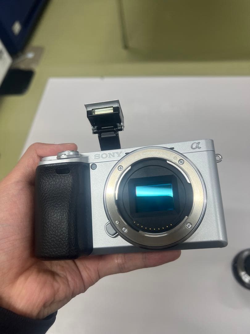 SONYα6400シルバーボディ+16-50mmレンズキット美品➕メモリーカード