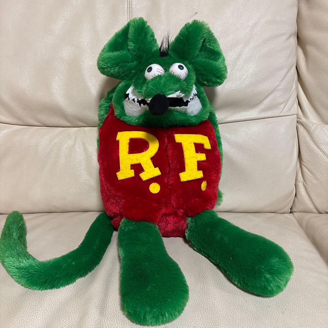 R.F.ロゴ付き緑色ぬいぐるみ　ティッシュケース