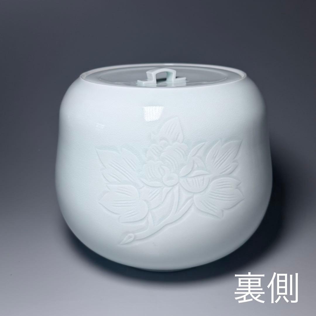 白磁の名工　樋渡陶六　造　青白磁牡丹絵彫文　水指　共箱　共布　極美品