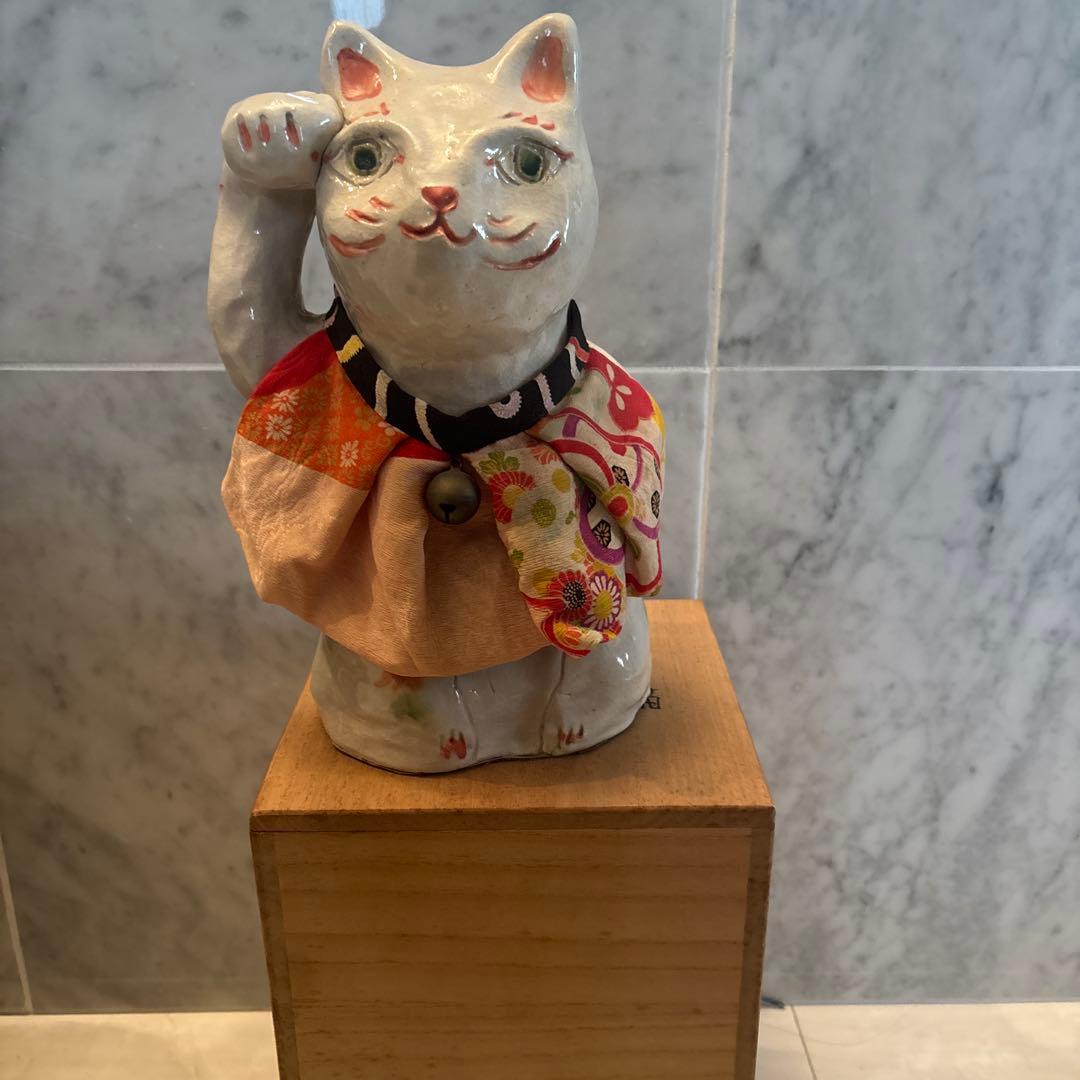 作家さんによる大きな瞳でにっこりと笑う着物の前掛けも美しい招き猫