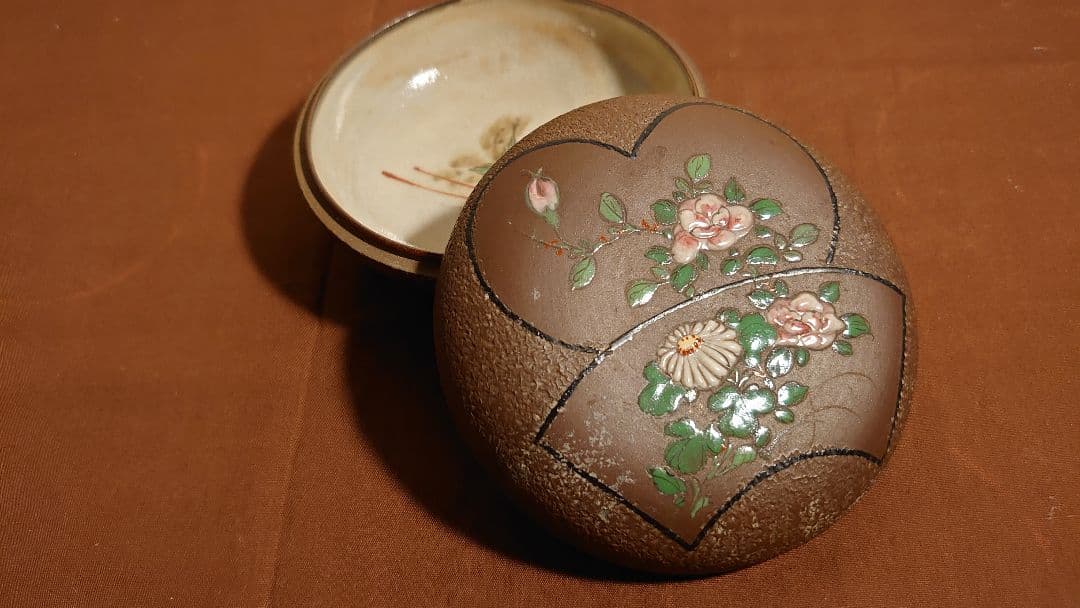 古玩　粉彩　華の図　蔵出し　香合　蓋物　アンティーク香合　１客