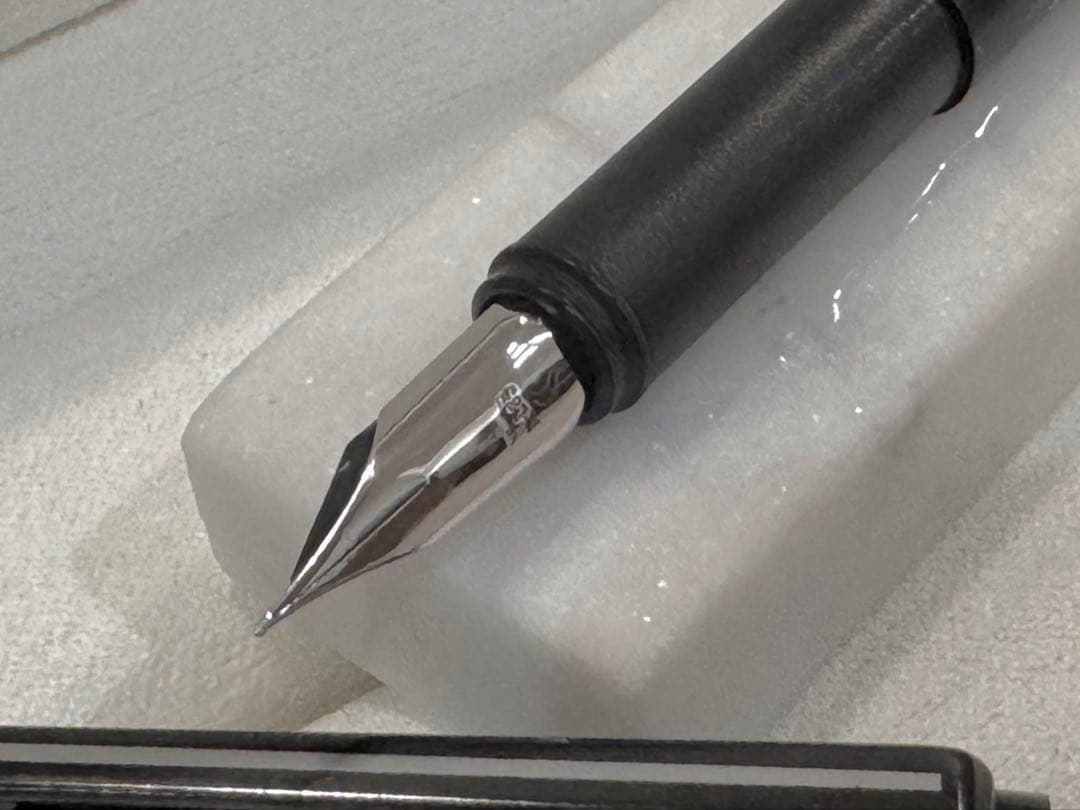 【美品】モンブラン No1124 万年筆 漆黒ロードナイト鉱加工