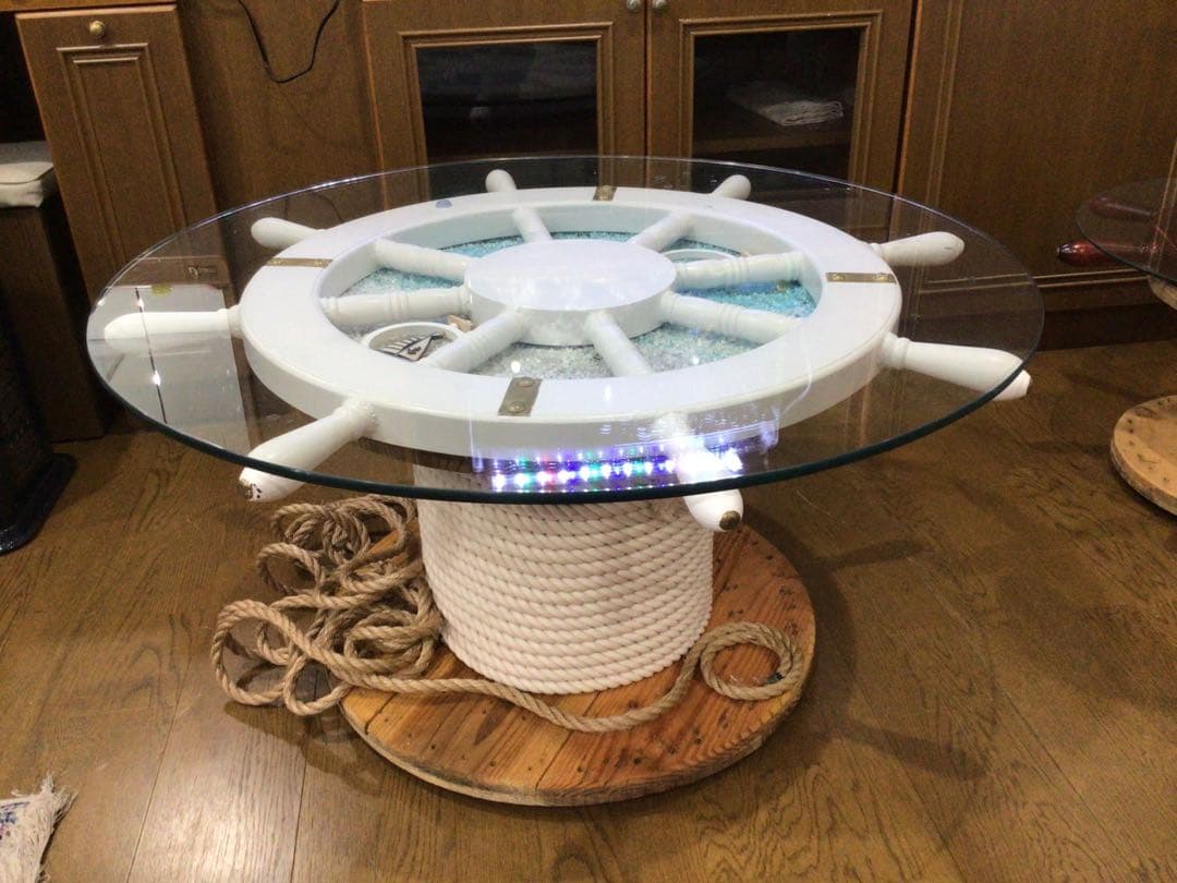 マリンテーブル、丸テーブル、ガラステーブル、操舵輪、船の舵、海のテーブル