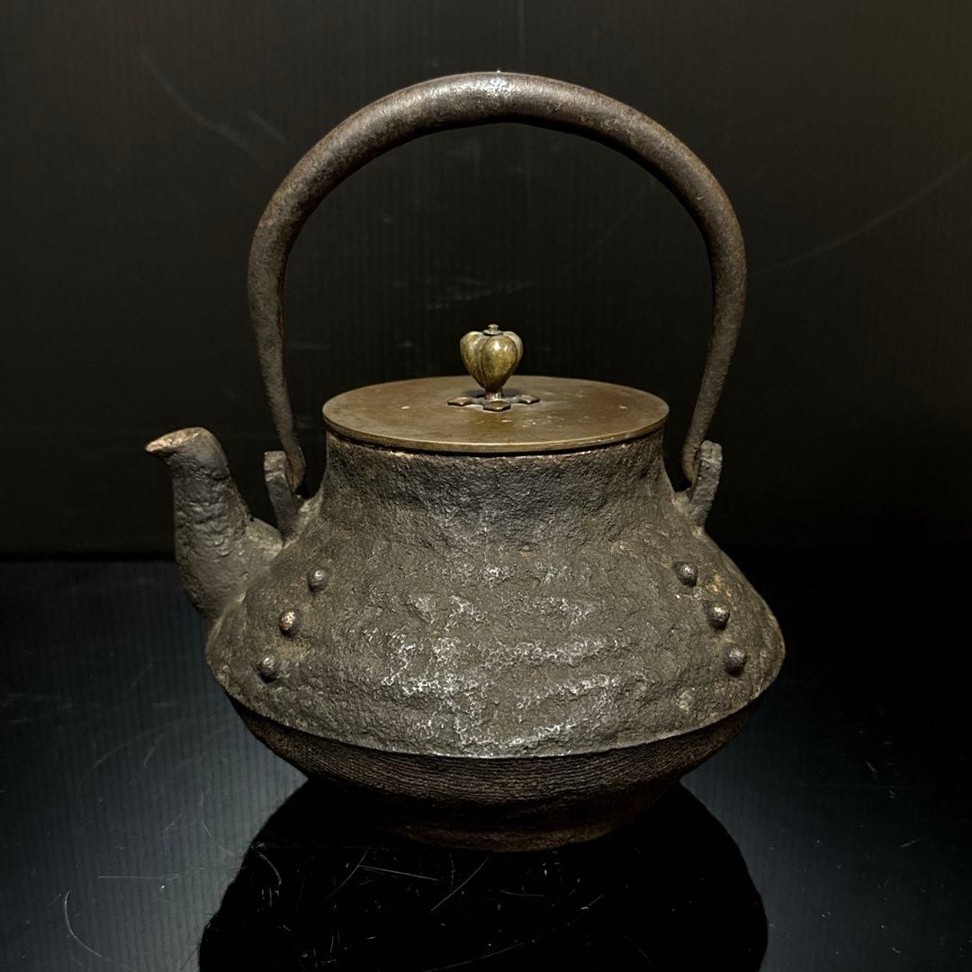 古代型 胴款 提手銀粒象嵌 宣徳蓋付 鉄瓶 茶道具