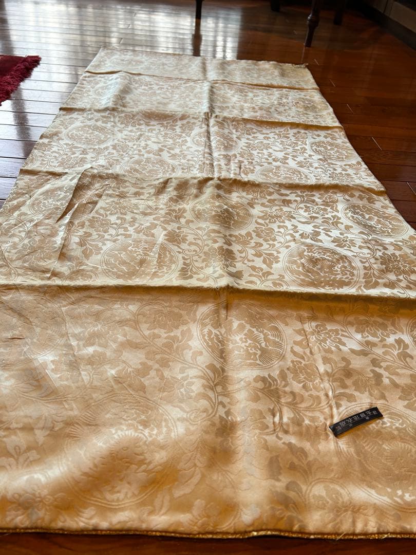 伝統的な金色の衣桁