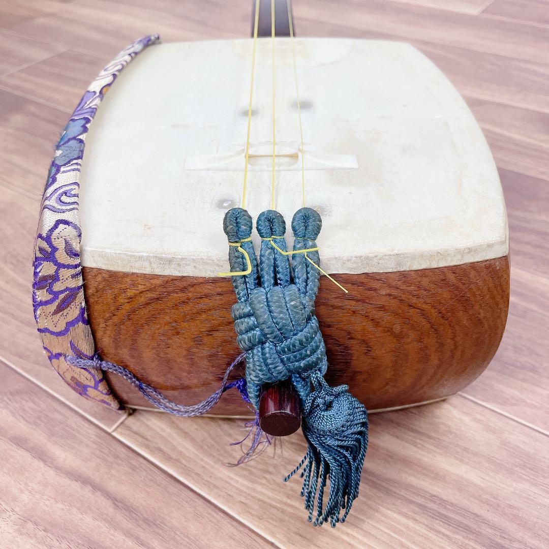 三味線 トチ紅木 綾杉胴 細棹 一本溝 猫皮 天然素材糸巻き 和楽器