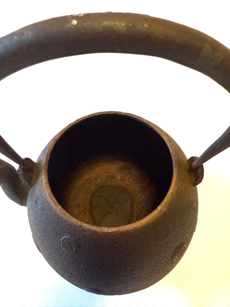 南部鉄瓶 金象嵌取手 意外に可愛いぐるぐる渦巻き文様 茶道具 明治〜昭和初期