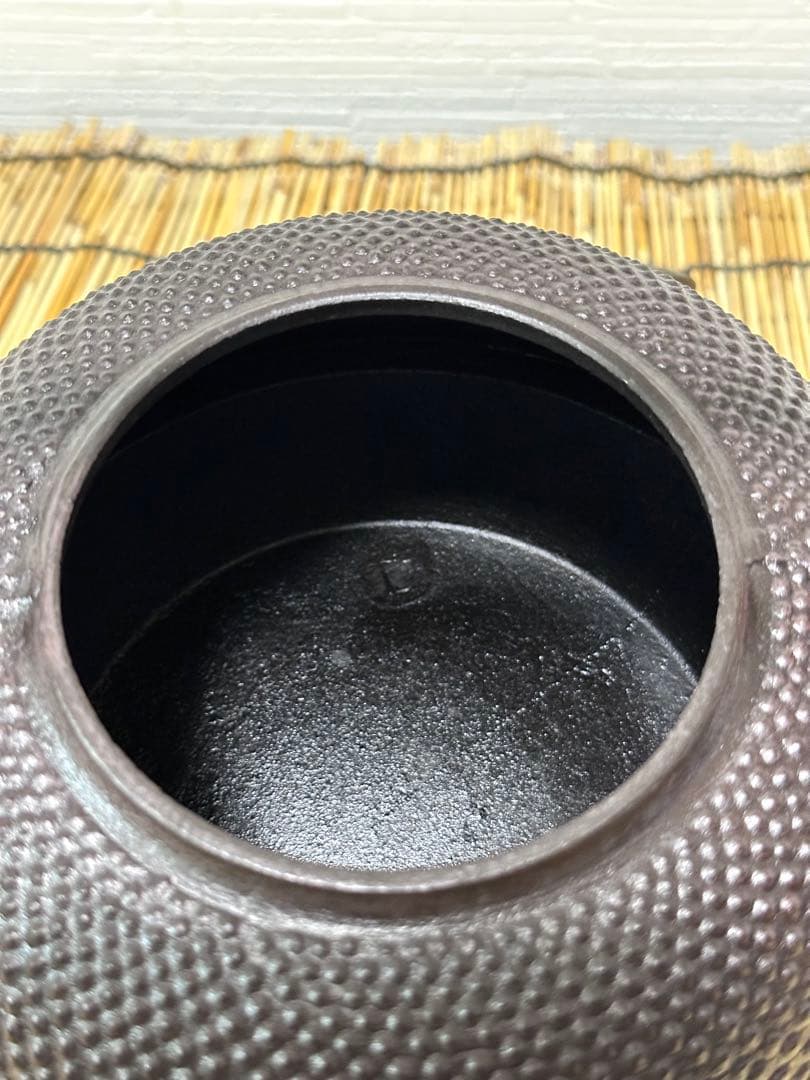 未使用、付属品付　岩手県奥州 佐秋鋳造所 佐藤守巨造 真作保証　南部鉄瓶