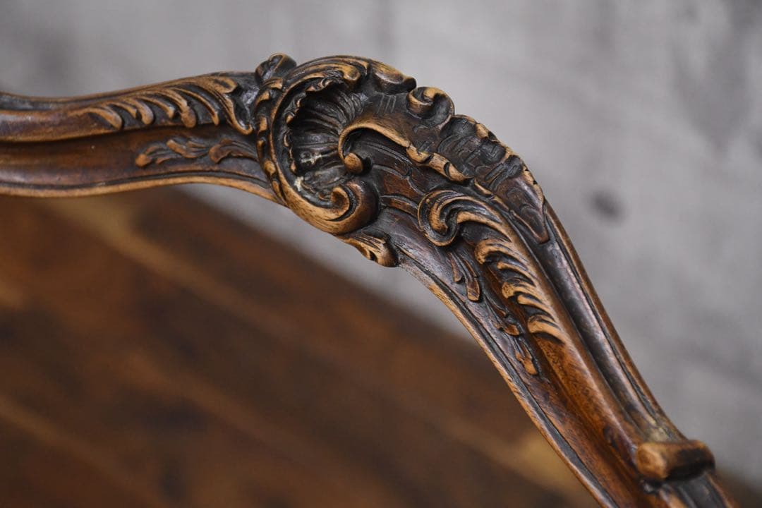 EFK99 英国アンティーク バルーンバックチェア 猫脚 木彫刻 サロンチェア