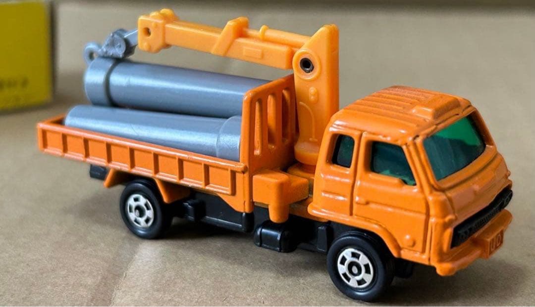 トミカ UD コンドル クレーン付カーゴトラック