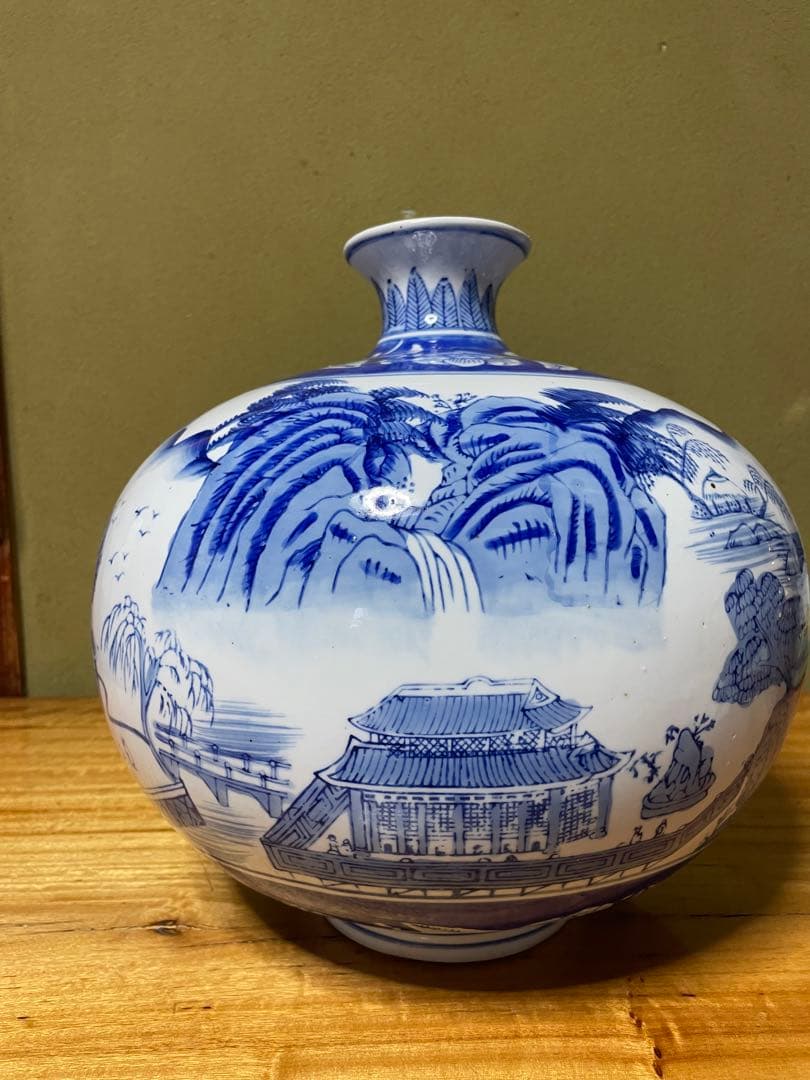 青白磁の山水画花瓶