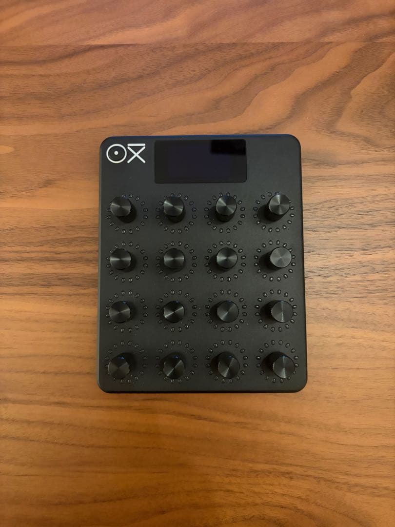 Oxi Instruments E16 MIDIコントローラー