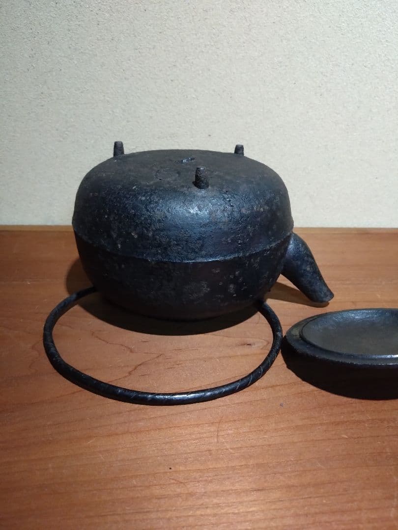 鉄の古民具 古鉄三足付 湯釜 鉄瓶 ヤカン 水注
