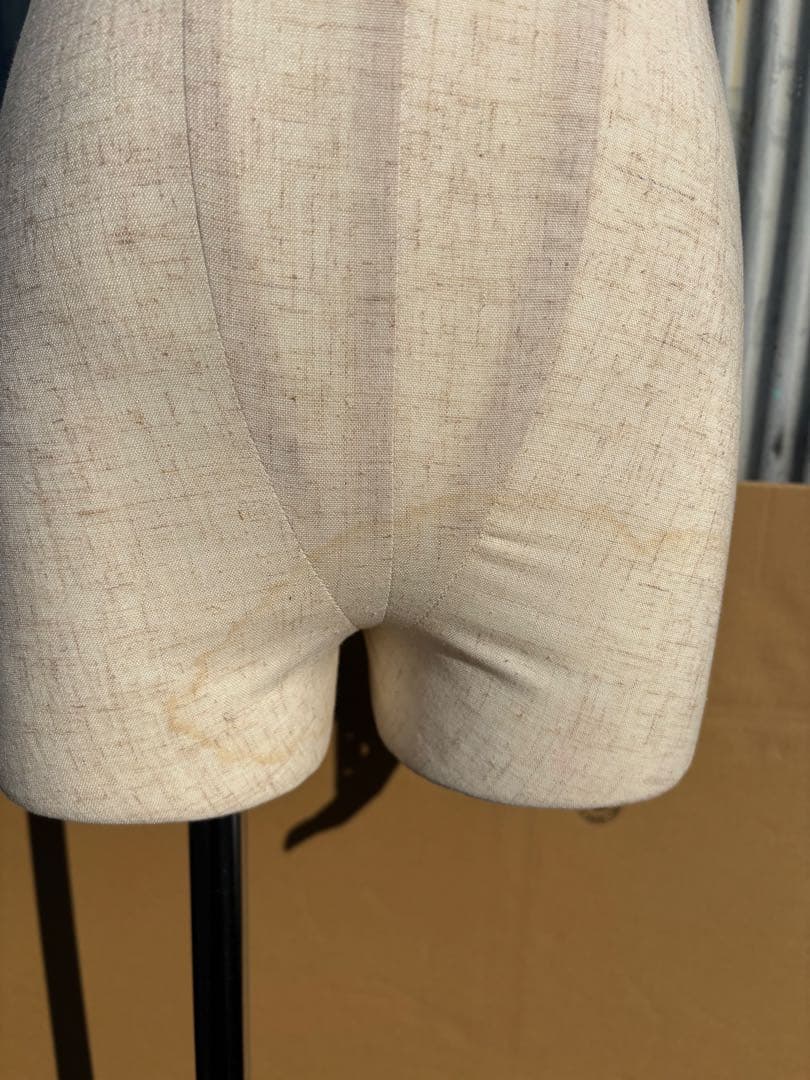 女性用 マネキン トルソー 可動式腕付きスタンド付きベージュ針打ち可