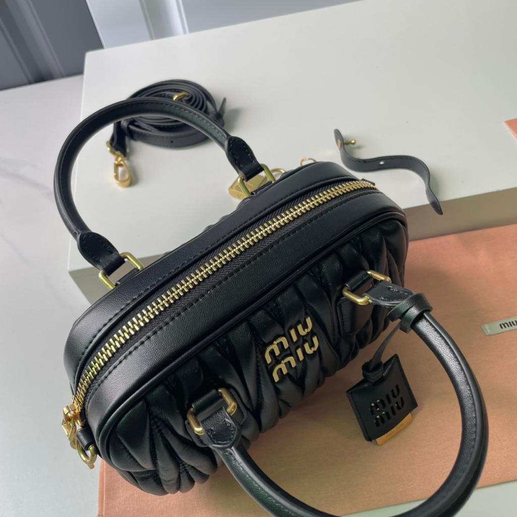 早い者勝ち ブラック キルティングポーチ