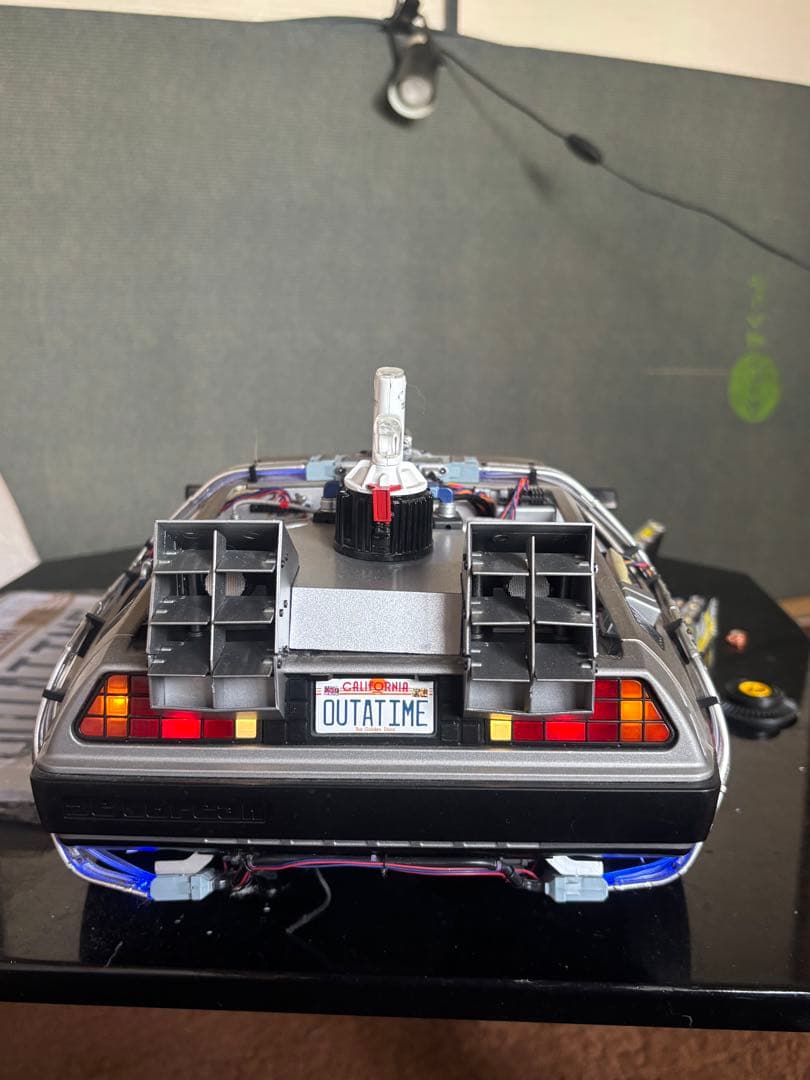 デロリアン ミニカー 1/18 LEDライト付き ディアゴスティーニ完成品