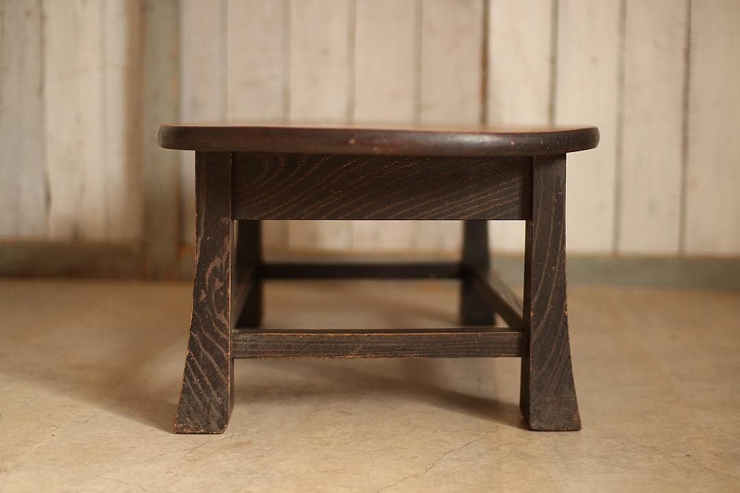 古いオーバル型の小ぶりなテーブル　ちゃぶ台