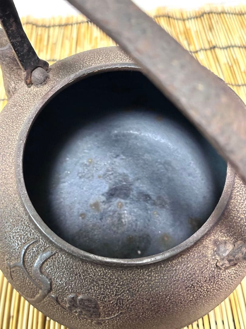 未使用品 山形鋳物師 横倉嘉山作 平鉉梅文様　南部鉄瓶　南部鉄器　調理器具　鉄瓶