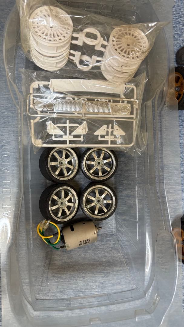 TAMIYA XV-01 メカ付き組済シャーシ　未塗装ボディ