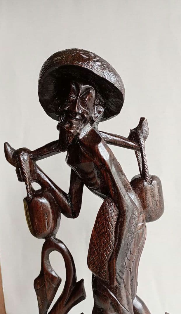 木彫り(工芸品) 「天秤棒を担ぐ老人」