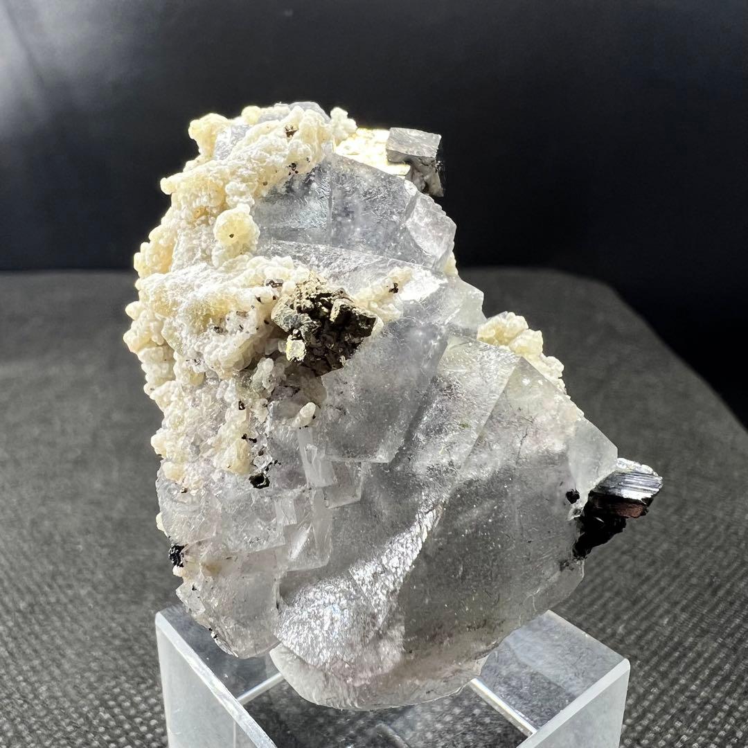 ヤオガンシャン産　ウルフラマイト、パイライト共生　カラーレスフローライト