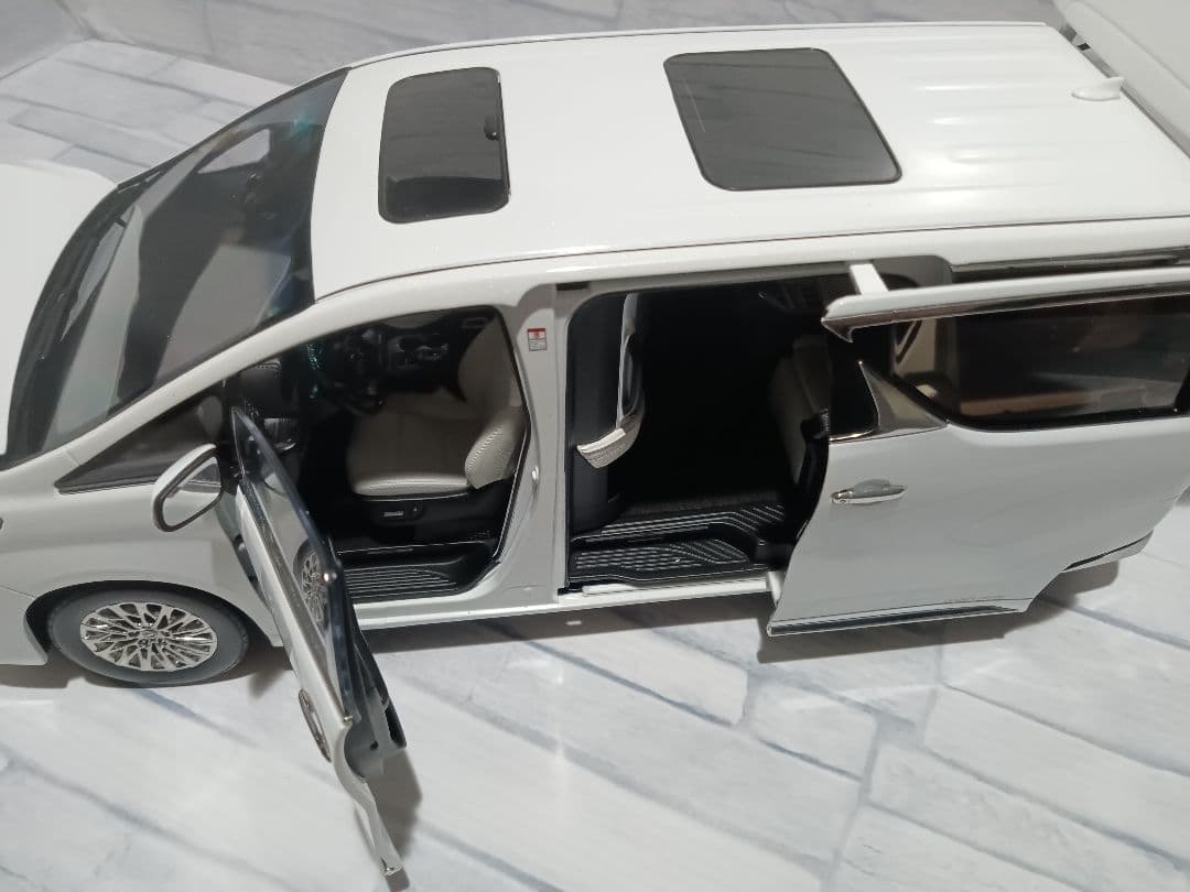 1/18 京商　ディーラー品　レクサス　LM300h ミニカー　ホワイト