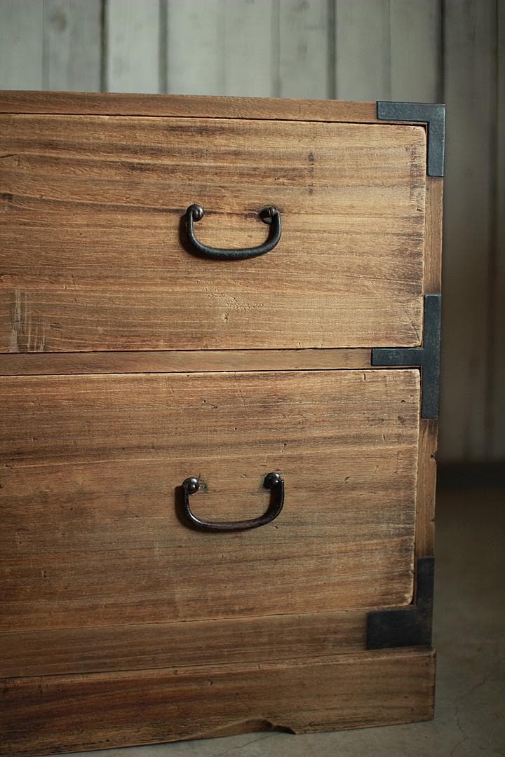 古く味のある木製の引き出し2段　チェスト　桐箪笥　タンス　古家具　古民家