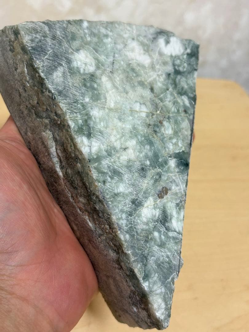 新潟県糸魚川市姫川産巨石天然糸魚川翡翠原石1233g 4面カット磨き無し 国石