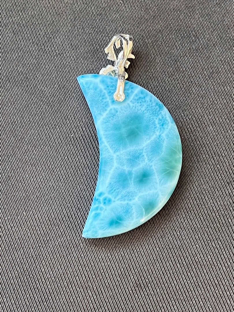 天然石☆高品質！ラリマー大きめ月型ペンダントトップ☆シルバーお魚デザインバチカン