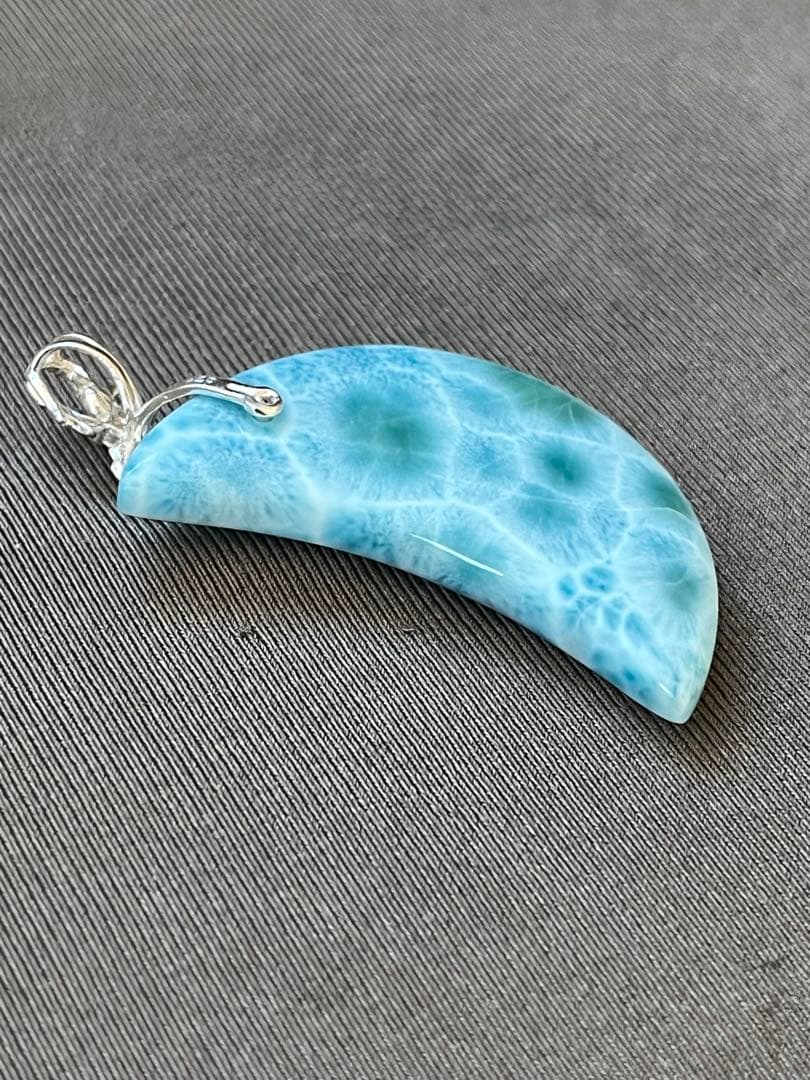 天然石☆高品質！ラリマー大きめ月型ペンダントトップ☆シルバーお魚デザインバチカン