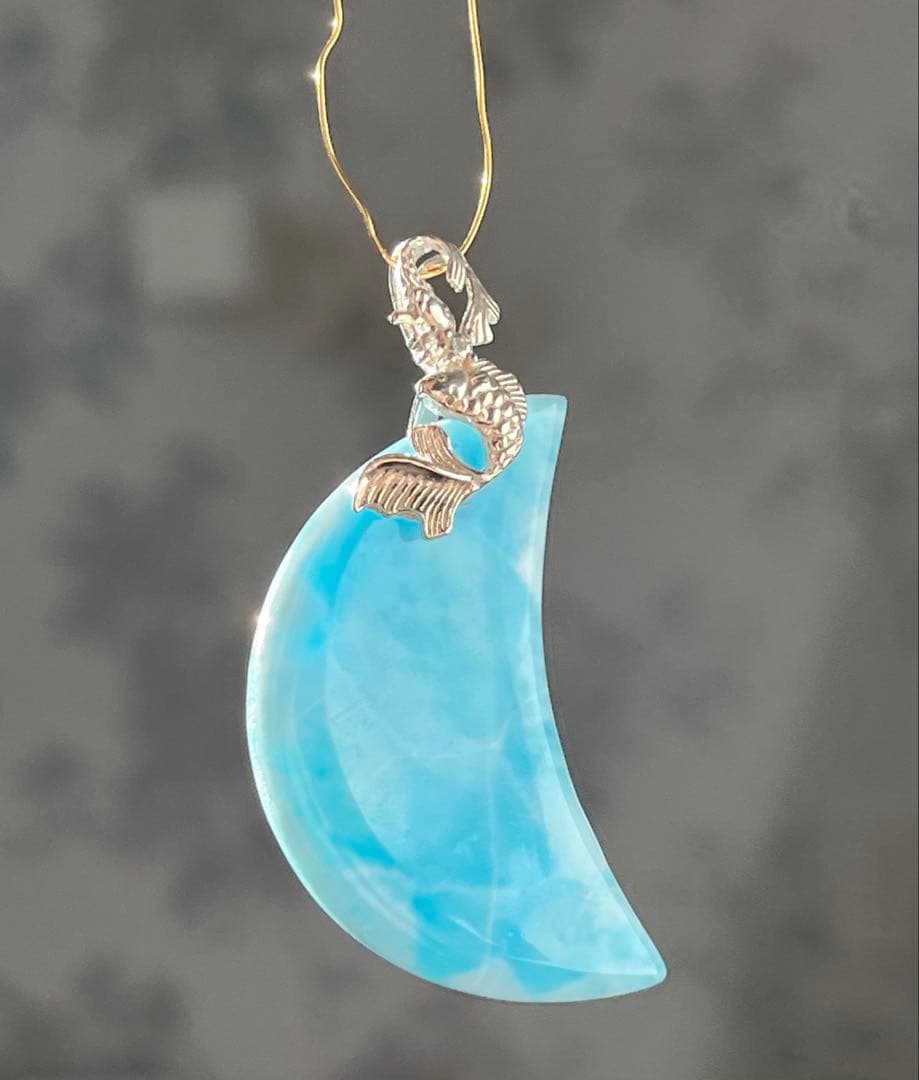 天然石☆高品質！ラリマー大きめ月型ペンダントトップ☆シルバーお魚デザインバチカン