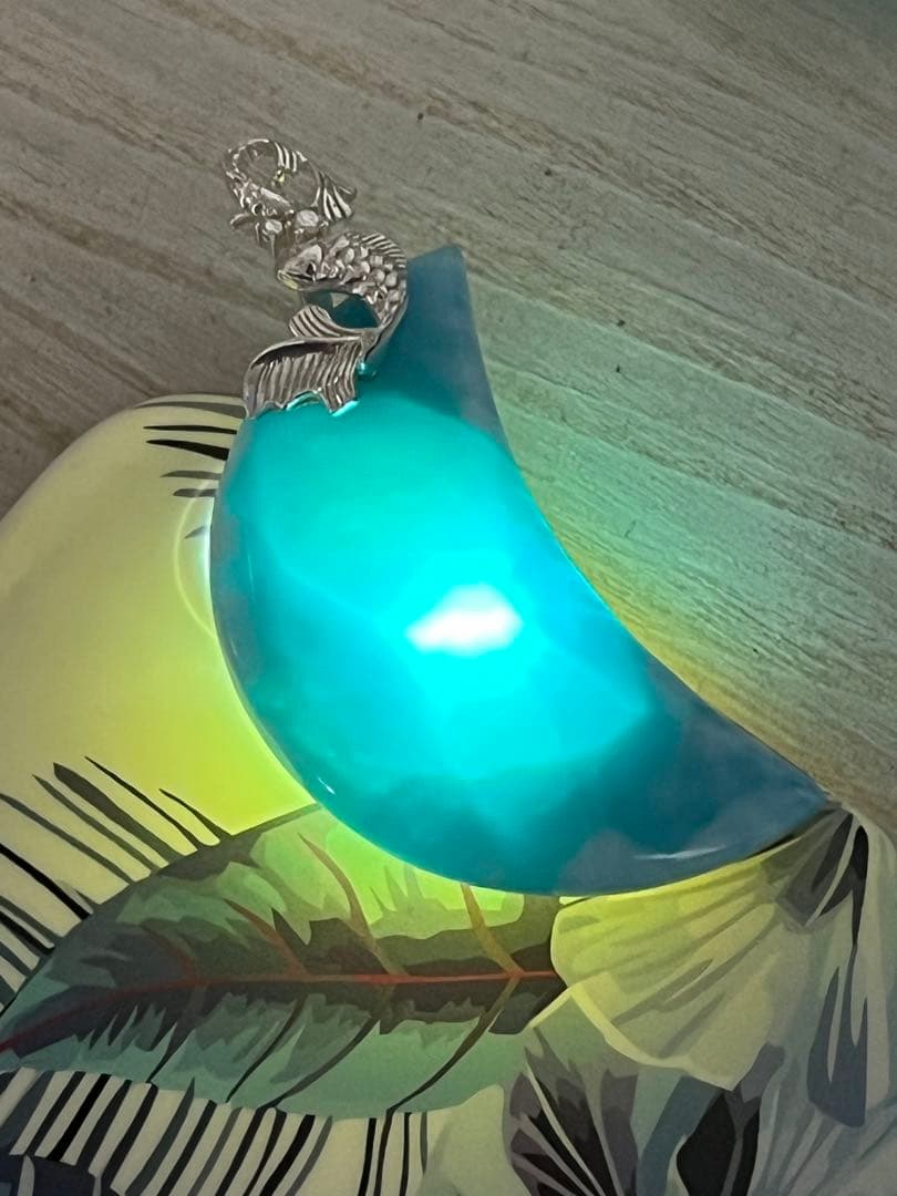 天然石☆高品質！ラリマー大きめ月型ペンダントトップ☆シルバーお魚デザインバチカン