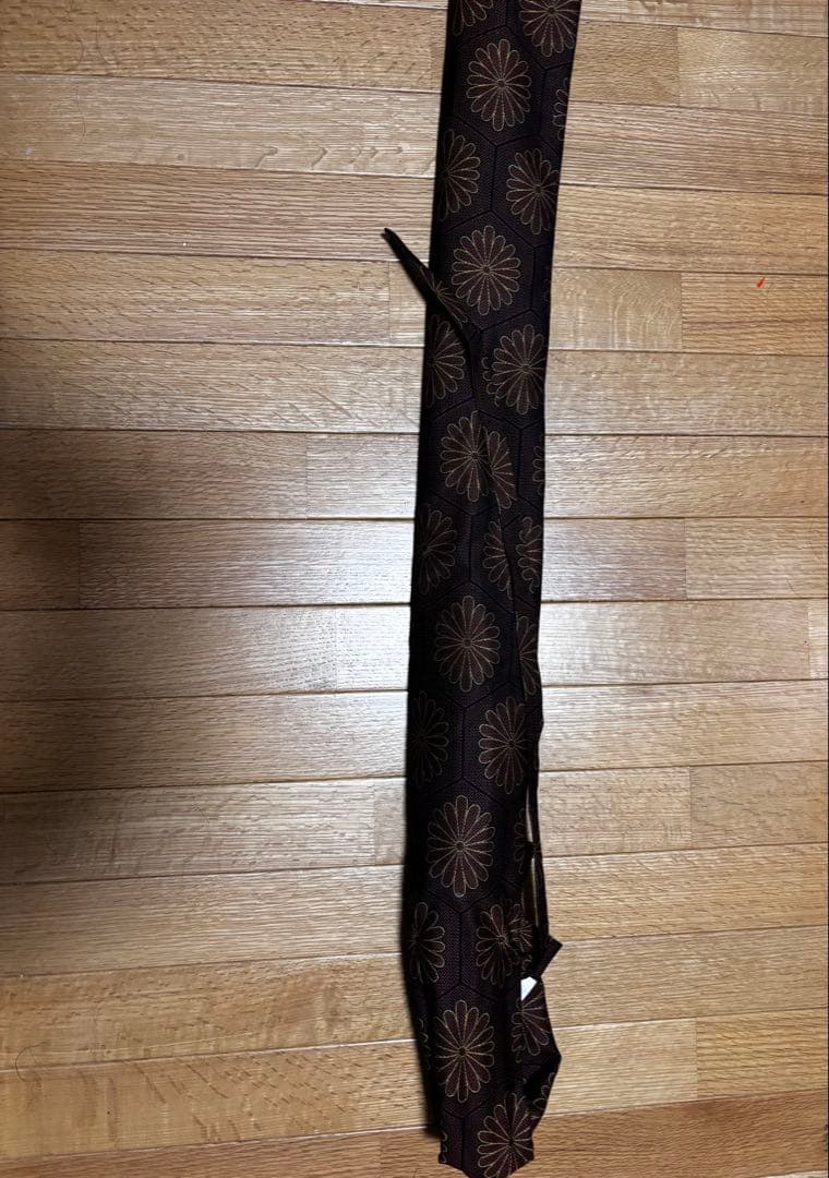 湾曲した刃の刀 黒い鞘と柄