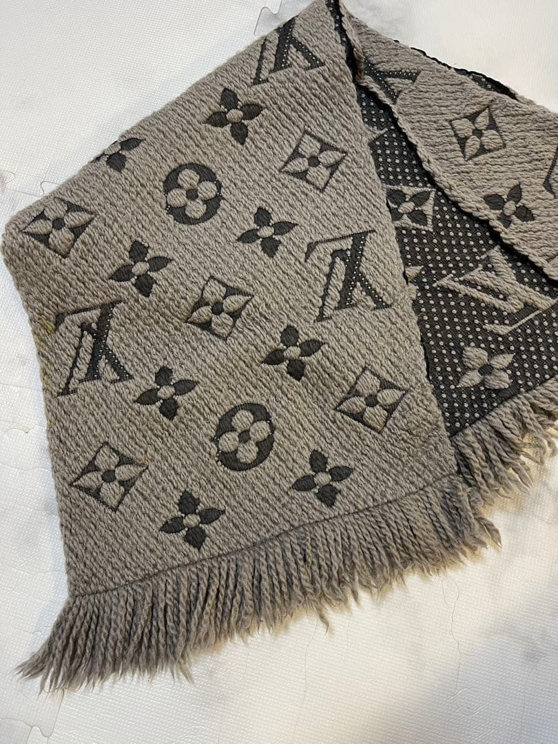 Louis Vuitton グレー マフラー ロゴマニア モノグラム おしゃれ