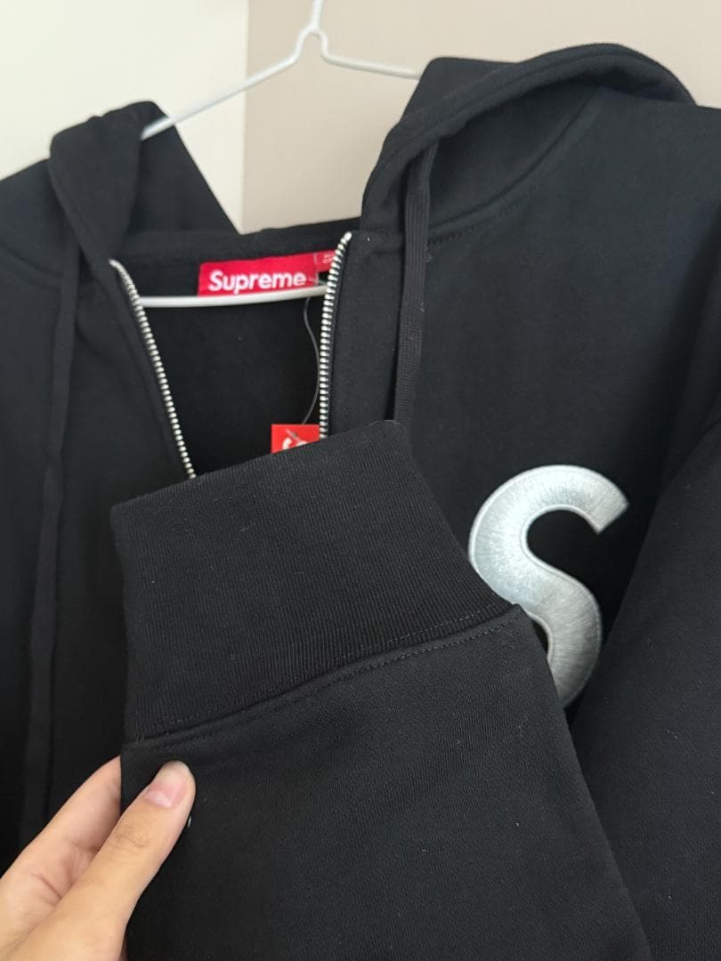 グレーのフルジップパーカー、刺繍のSロゴ付き